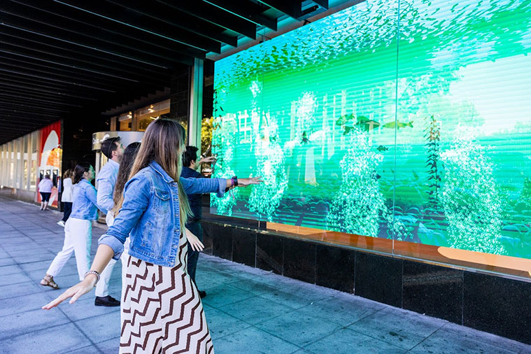 Zona Xcaparate, un "muro social" visible desde el exterior que constituye la esquina digital más importante de Zaragoza, con 36 metros cuadrados de lienzo led
