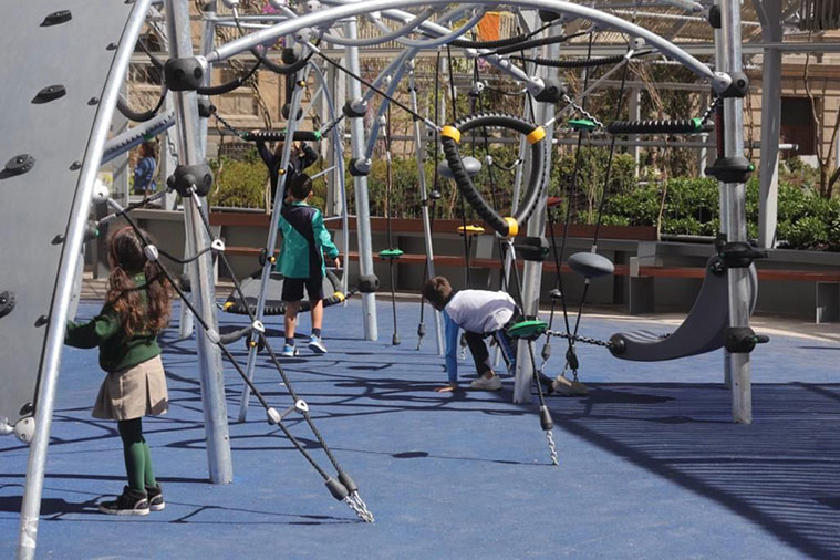 Zona de Juegos Infantiles en la Plaza Salamero de Zaragoza