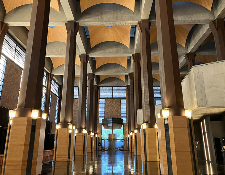 Amplio y moderno interior del Auditorio Palacio de Congresos de Zaragoza