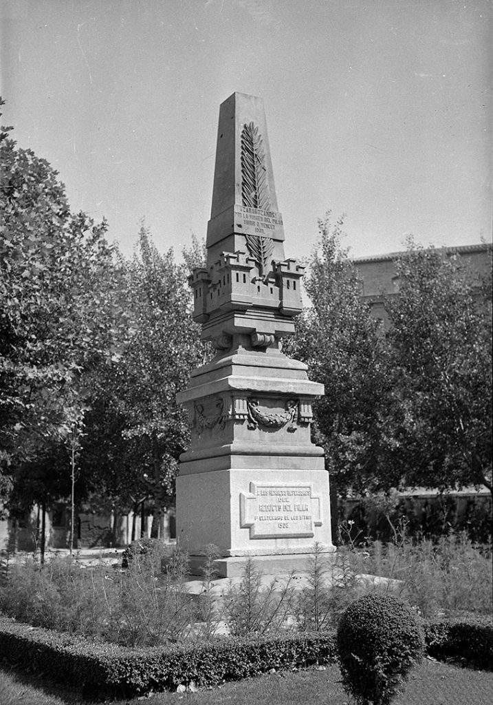 Obelisco dedicado a los héroes defensores del reducto del Pilar de Zaragoza en la Glorieta de Sasera