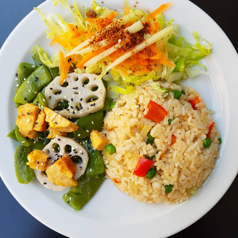 arroz frito con verduras, raíz de loto y judías verdes 