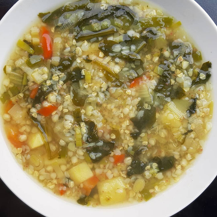 curry suave de verdura y lentejas rojas servido con arroz integral y ensalada