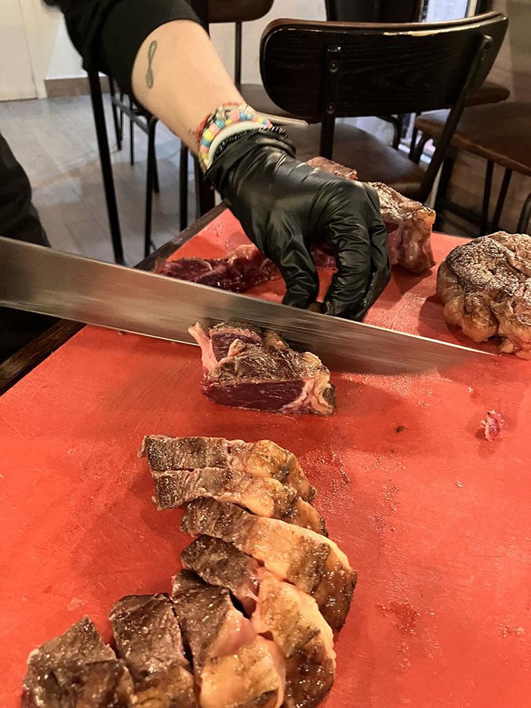 en el Restaurante SyMental la carne se corta delante de los comensales