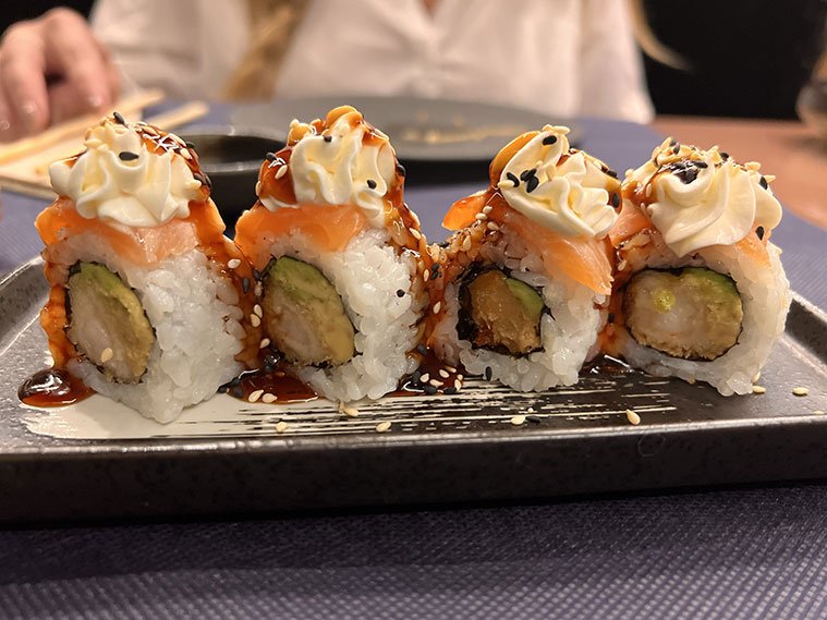 En este restaurante es que tienen cabida infinidad de sushi: nidos, nigiris, gunkan, dutou, futomaki, hosomaki, temaki… 