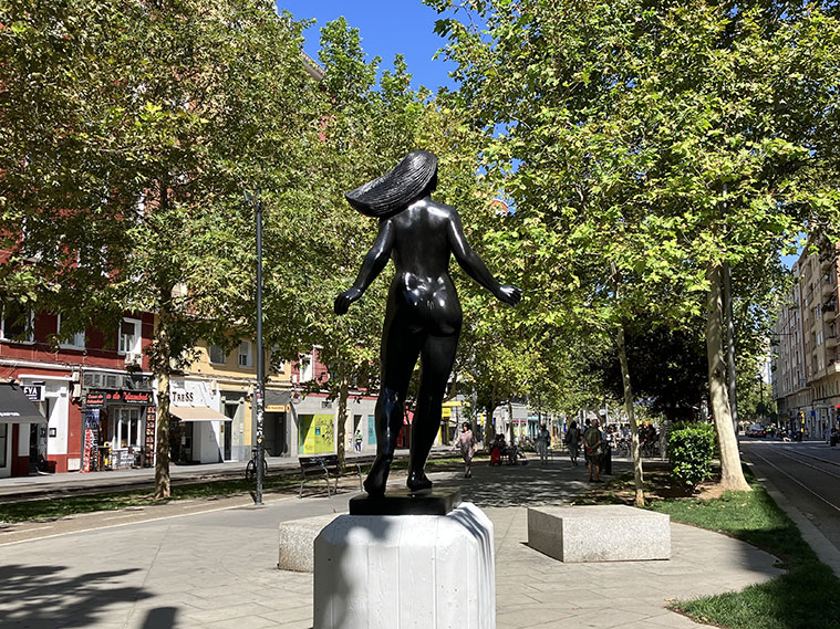 La escultura denominada 'Mujer Corriendo', del artista Ricard Sala, está instalada en el Paseo Fernando el Católico