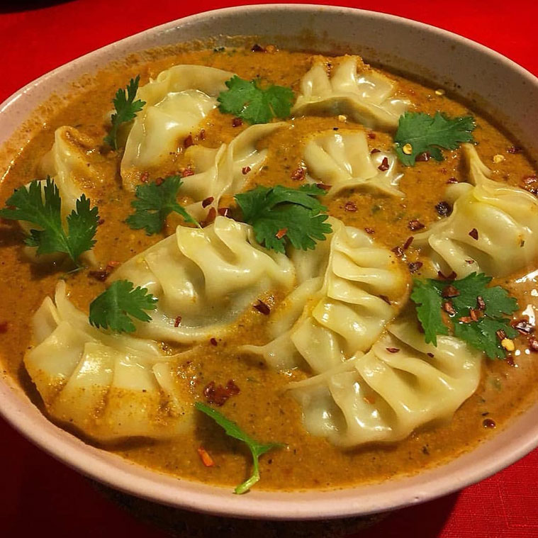 momos, vegetales o pollo con salsa de curry en el Café del Tibet