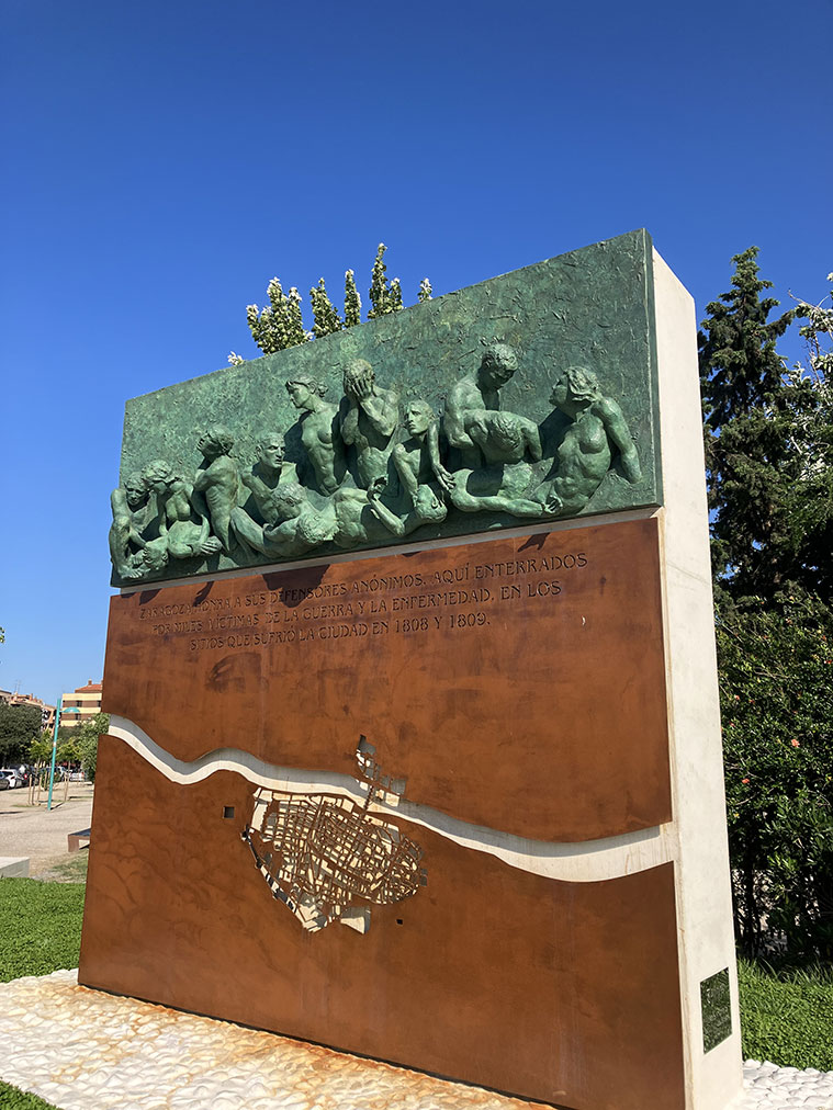 Una gran escultura recuerda a los héroes de Los Sitios que yacen en la fosa común de Zaragoza