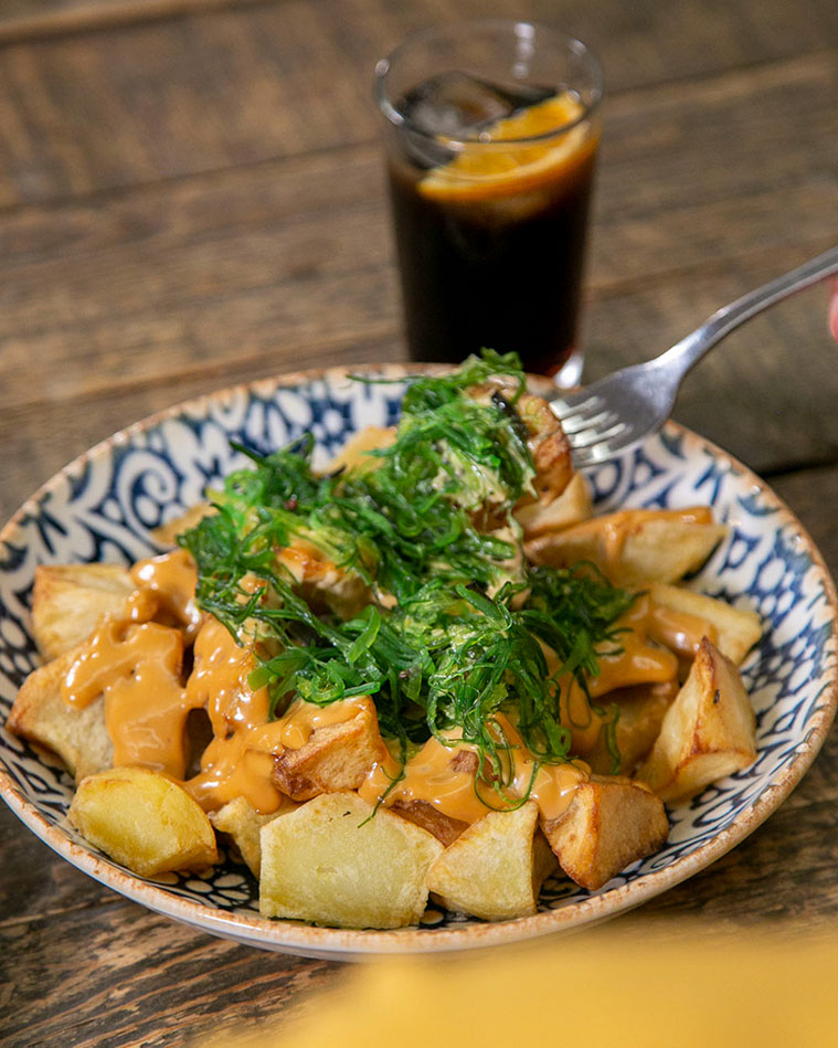  patatas con mayonesa teriyaki y alga wakame en Petit Comite