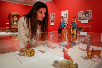 Exposición 'Jugar y soñar. Historia del juguete español (1870-1970)' en el Patio de la Infanta