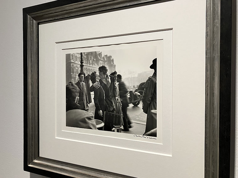 'El beso' de Robert Doisneau en la exposición 'Instantes decisivos de la fotografía. Colección Julián Castilla’