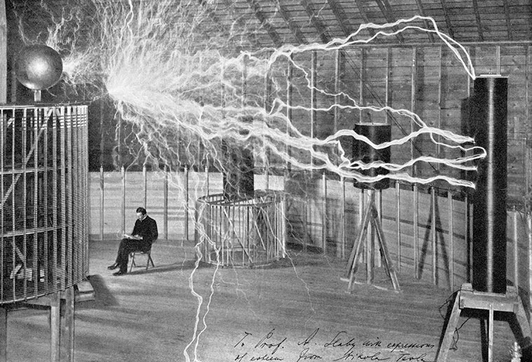 Nikola Tesla en su laboratorio de Palm Springs