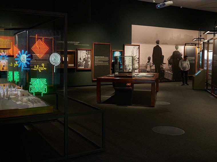 Vista general de la sala de la exposición sobre Nikola Tesla en CaixaForum Zaragoza