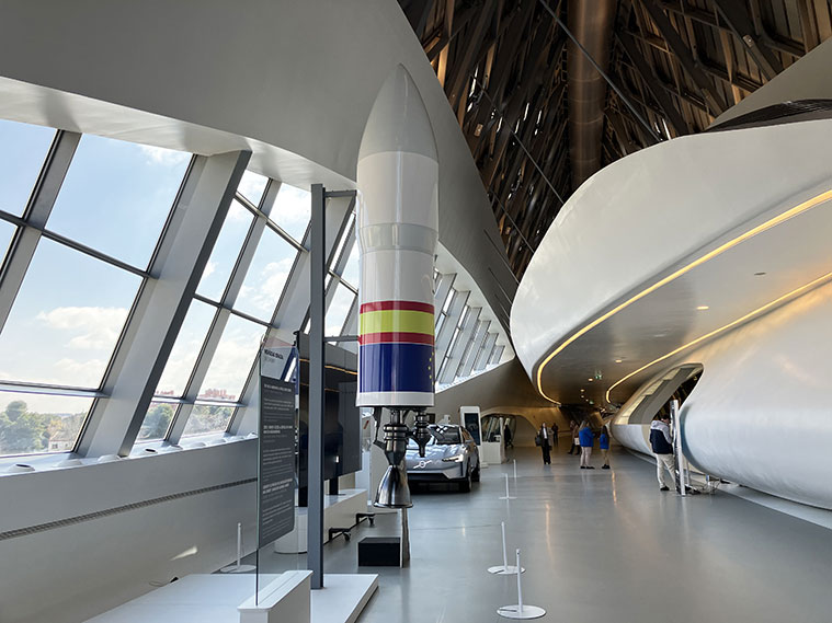 Réplica del primer cohete español suborbital español, Miura 5, en el acceso de la parte de Ranillas del Mobility City