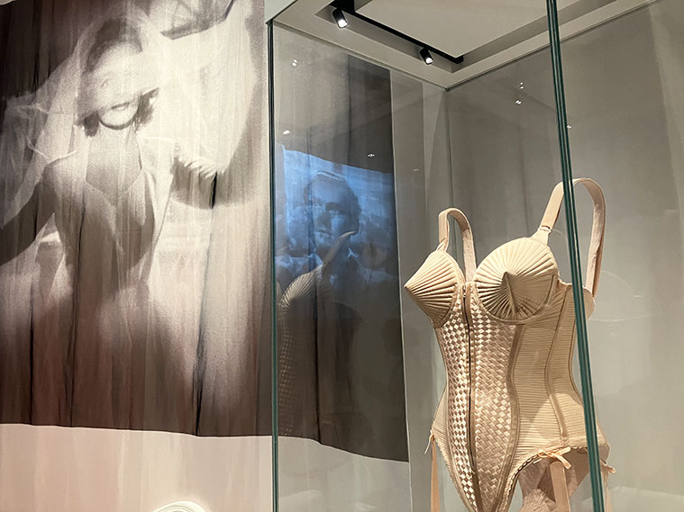 Jean Paul Gaultier desfila por el cine en el Caixaforum de Zaragoza