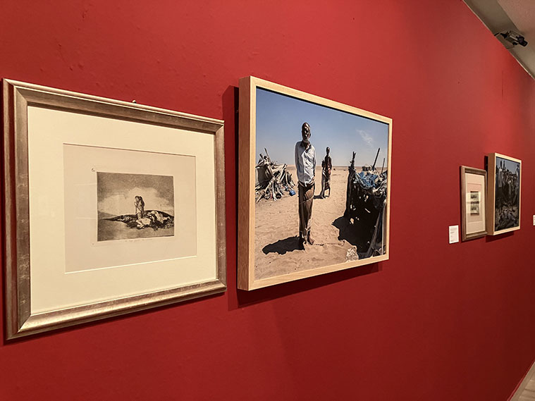 Una muestra aborda el sinsentido de la guerra con grabados de Goya y obras de fotoperiodistas Ibarra y Prat