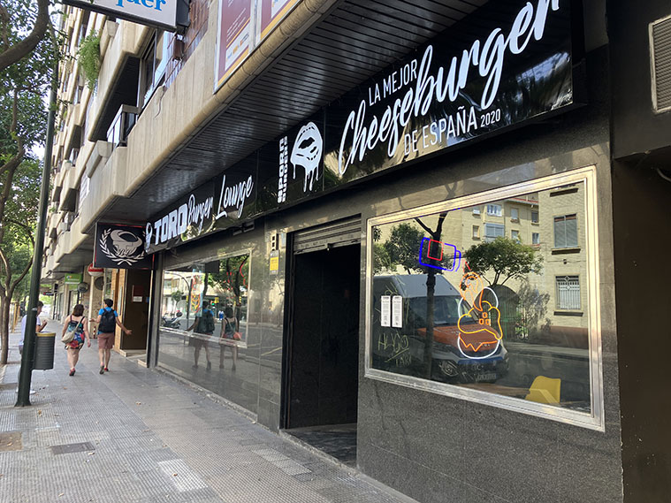 Toro Burger está situado en el número 6 de la calle Luis Vives, en el amplio local que ocupó en su día el restaurante japonés Sakura 