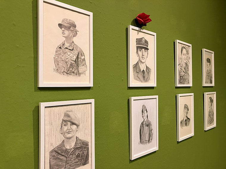 El Patio de la Infanta de Zaragoza alberga una muestra sobre el 35 aniversario de la mujer en las Fuerzas Armadas