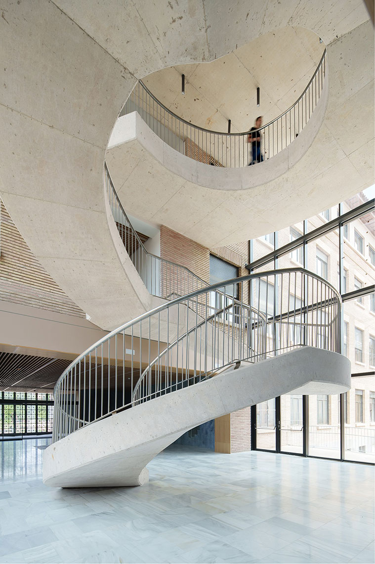 Escalera interior de la nueva Facultad de Filosofía y Letras
