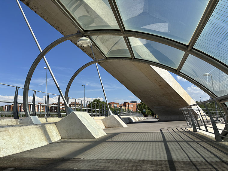 El Puente del Tercer Milenio destaca por su innovadora estructura de arco atirantado, convirtiéndose en una de las obras más representativas de la Zaragoza moderna