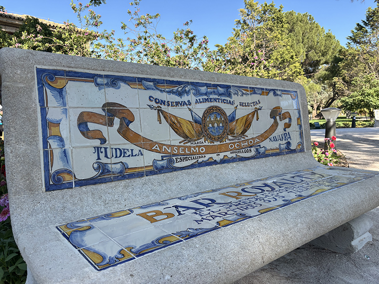 Banco de cerámica del Jardín Botánico de Zaragoza
