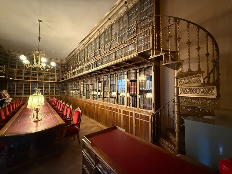 Biblioteca en el Palacio Sástago