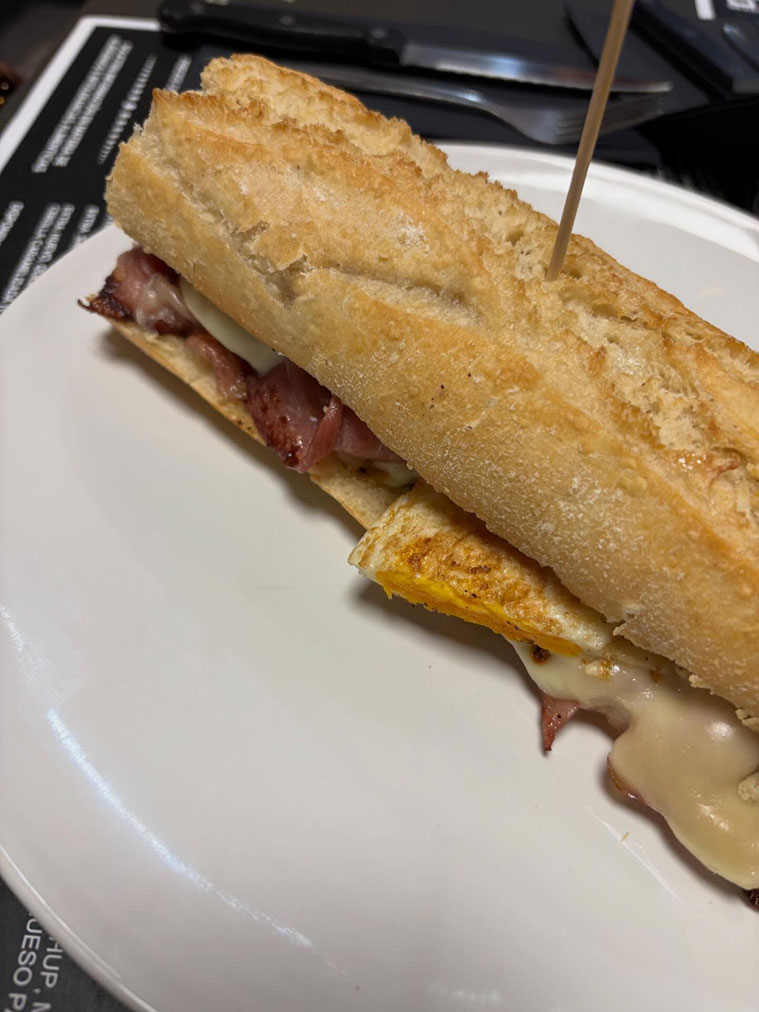 Bocadillos en el Bar Hamburguesería El Coloso