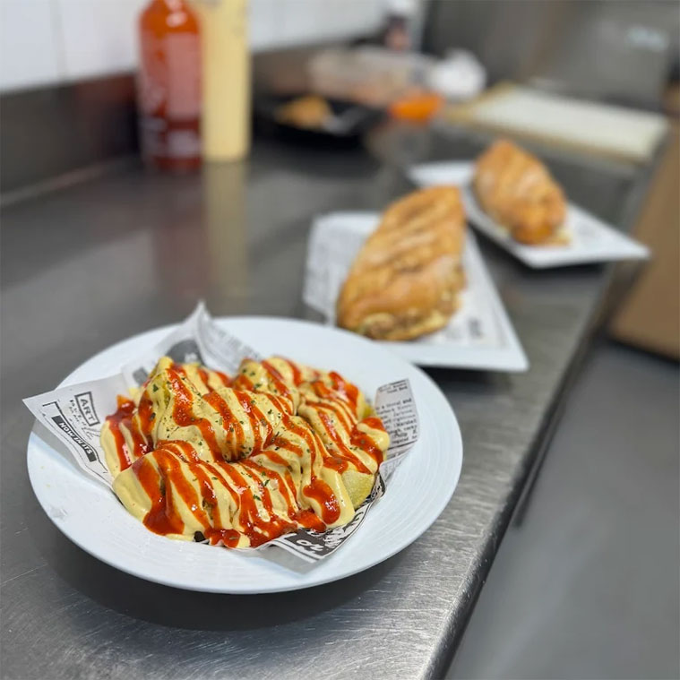 Burger Pome bocadillos y patatas bravas