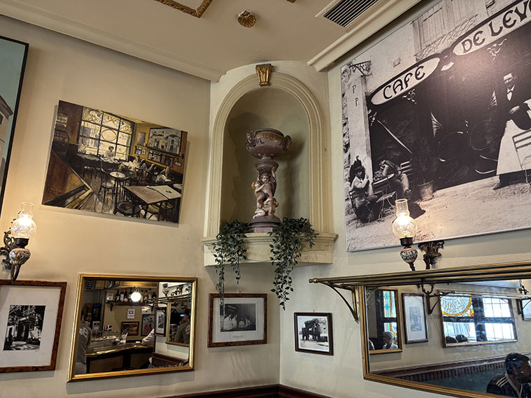 Café Levante interior