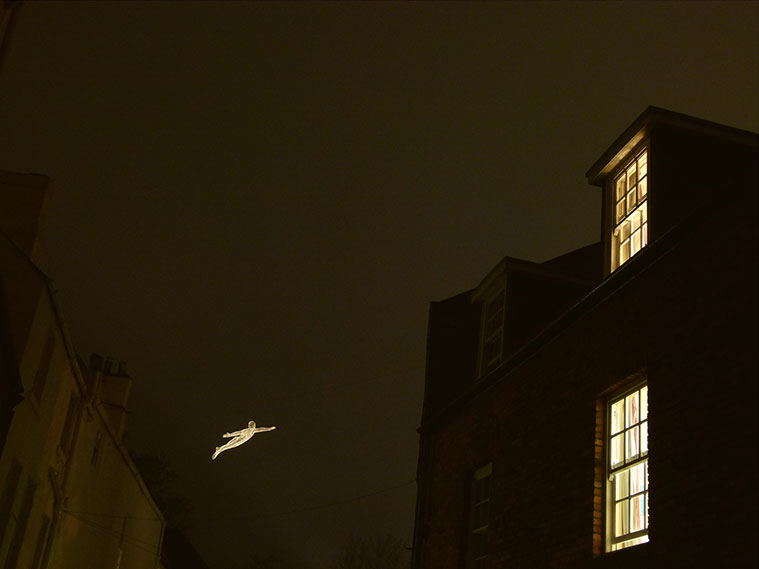 Calle del Cisne, Fuente de la Hispanidad, Plaza Delegación de Gobierno, Museo del Foro y Plaza de la Lonja – ‘Les voyageurs’ (Cédric Le Bourgne,
