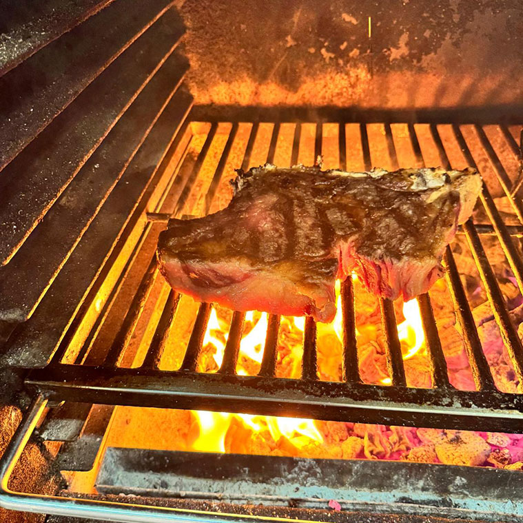Carne a la brasa en el Bar La Uve