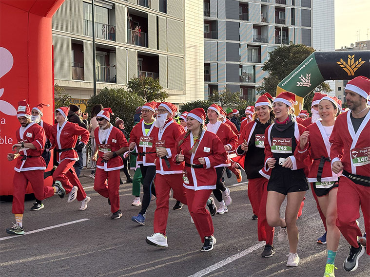 Carrera de Papás Noel en Zaragoza 2025