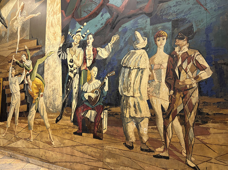 Detalle del mural de Andrés Conejo en el vestíbulo del Cine Palafox