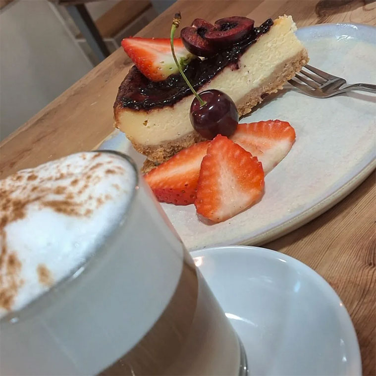 Dulce Tentación tarta y café