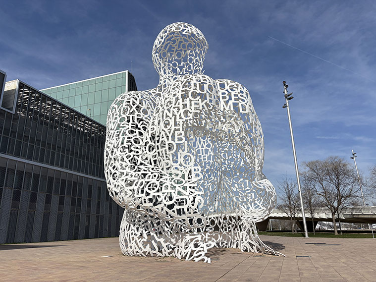'El Alma del Ebro' de Jaume Plensa se encuentra junto al Palacio de Congresos