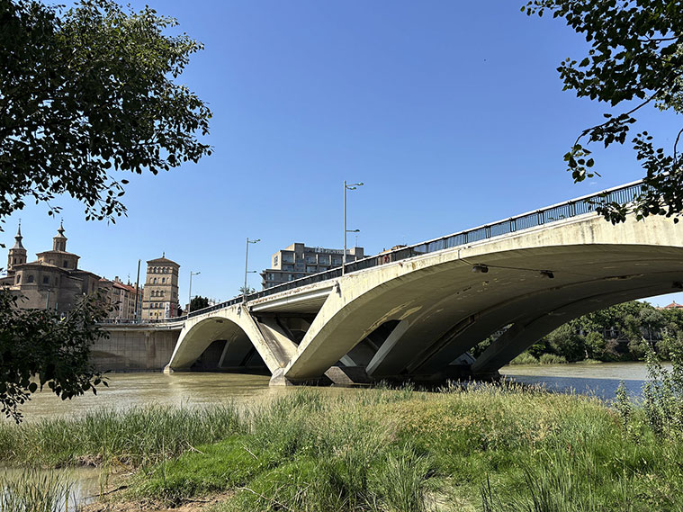 El Puente de Santiago sobre el río del Ebro