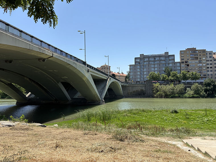 El Puente de Santiago sobre el río del Ebro
