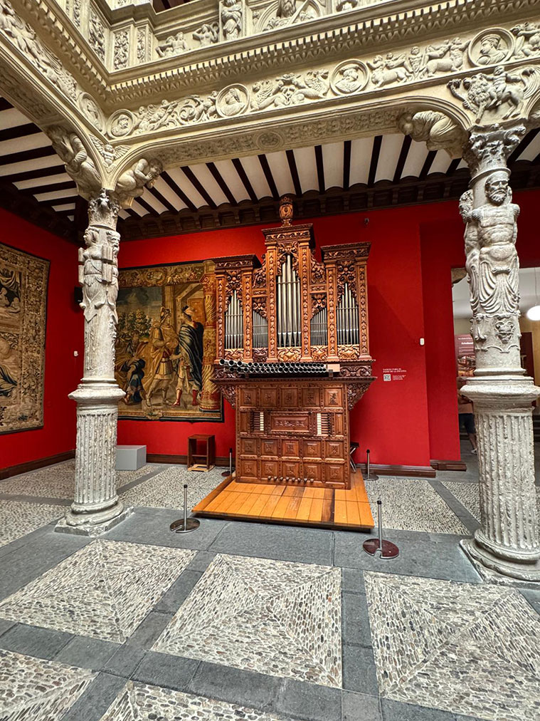 El órgano del Patio de la Infanta fue construido en 1692 por Joseph de Sesma,1699)