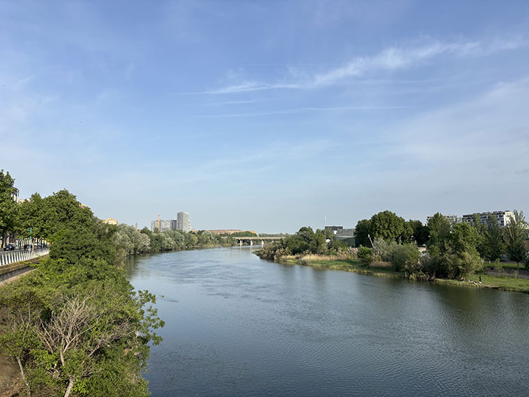 El río Ebro a su paso por Zaragoza con La Almozara al fondo