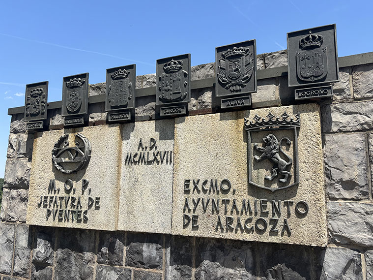 Escudos de las provincias por las que pasa el Ebro en el Puente de Santiago de Zaragoza