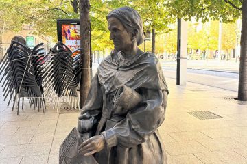 Escultura de vendedora de periódicos en Paseo de la Independencia