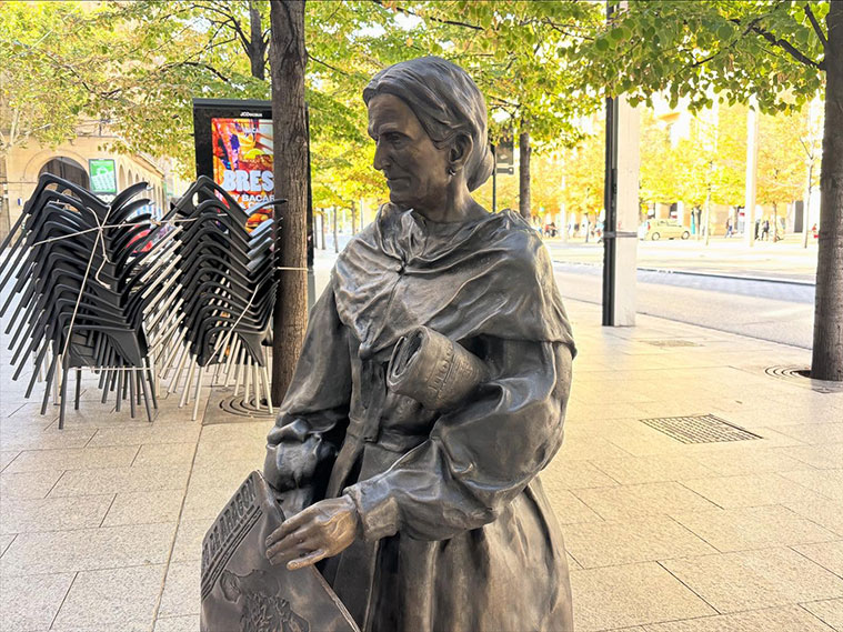 Escultura de vendedora de periódicos en Paseo de la Independencia