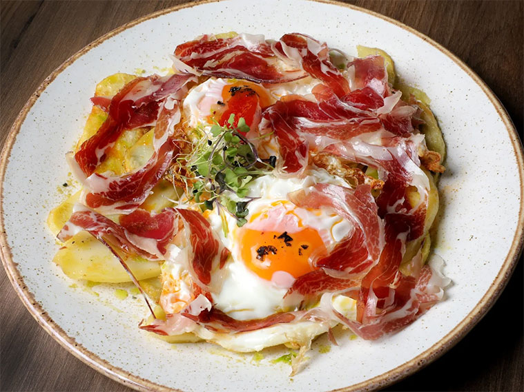GastroNolasco plato de huevos rotos con jamon