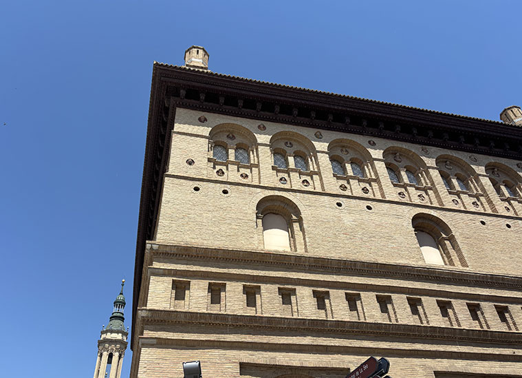 La Lonja de Mercaderes de Zaragoza es un edificio que refleja la riqueza y el poder de la ciudad en el siglo XVI. Fue construida por el Concejo de Zaragoza para albergar las actividades comerciales de la ciudad