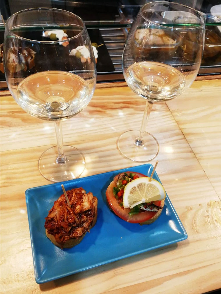 Vinos y embutidos en La Taberna del Bosque