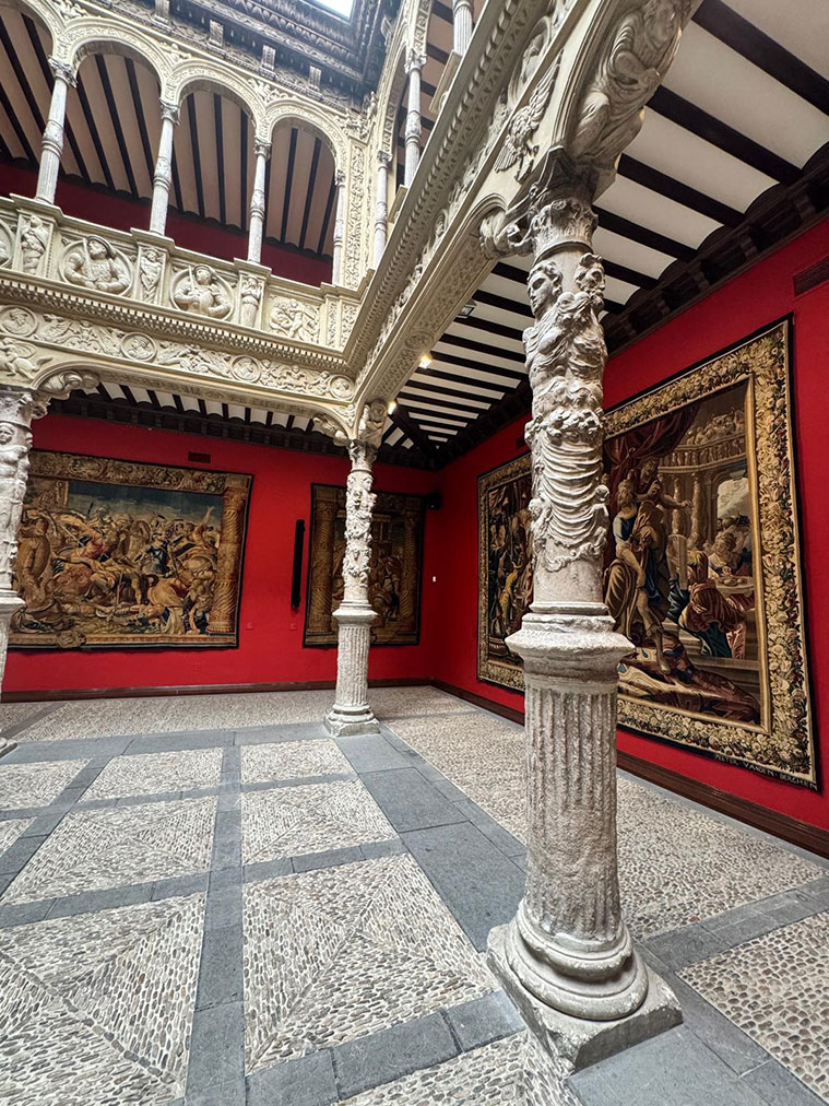 Las columnas del Patio de la Infanta se ornamentan con figuras humanas a modo de cariátides o estípites