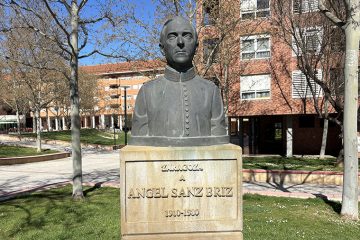 Monumento a Ángel Sanz Briz en Zaragoza