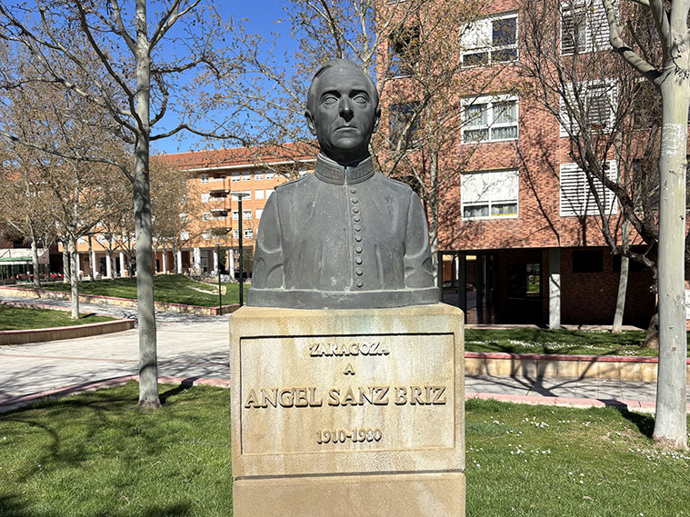 Monumento a Ángel Sanz Briz en Zaragoza