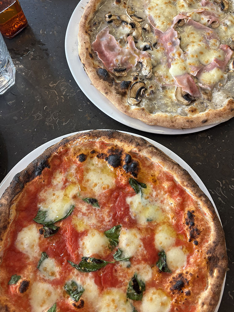 Pizzas en la Pizzería Leone de Zaragoza