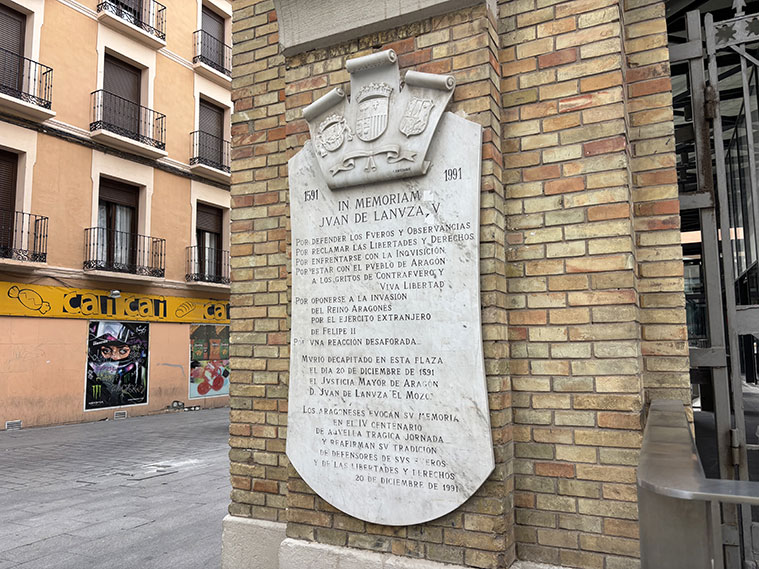 Placa en recuerdo de Juan de Lanuza en el Mercado Central