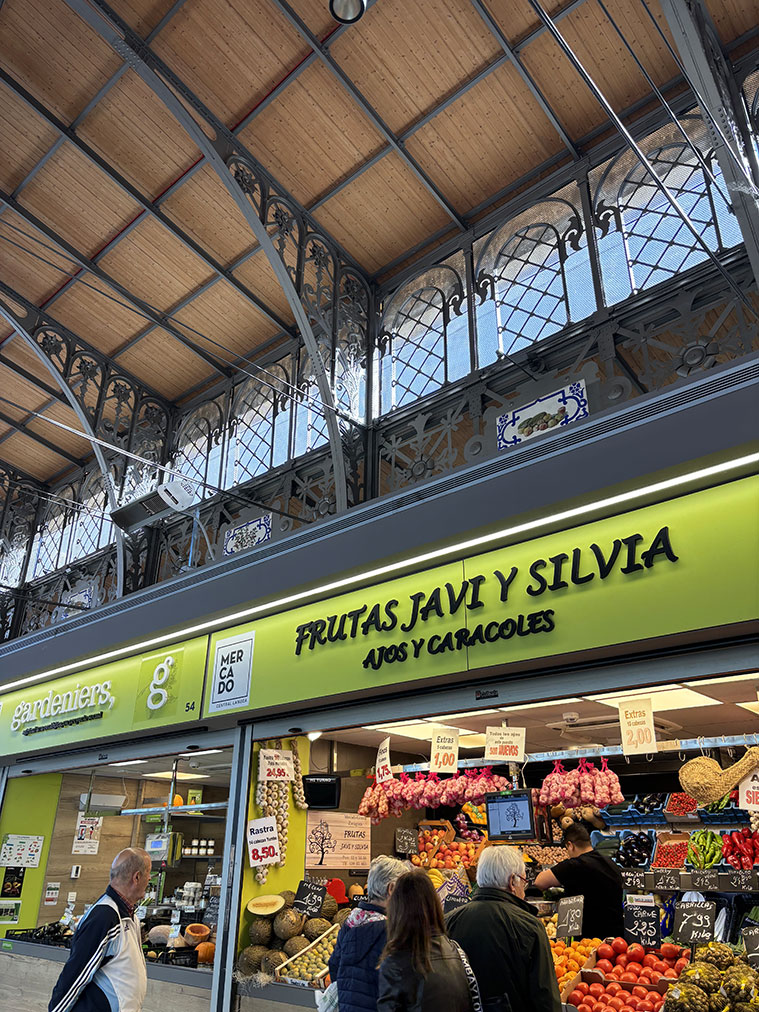 Puestos de fruta en el Mercado Central de Zaragoza